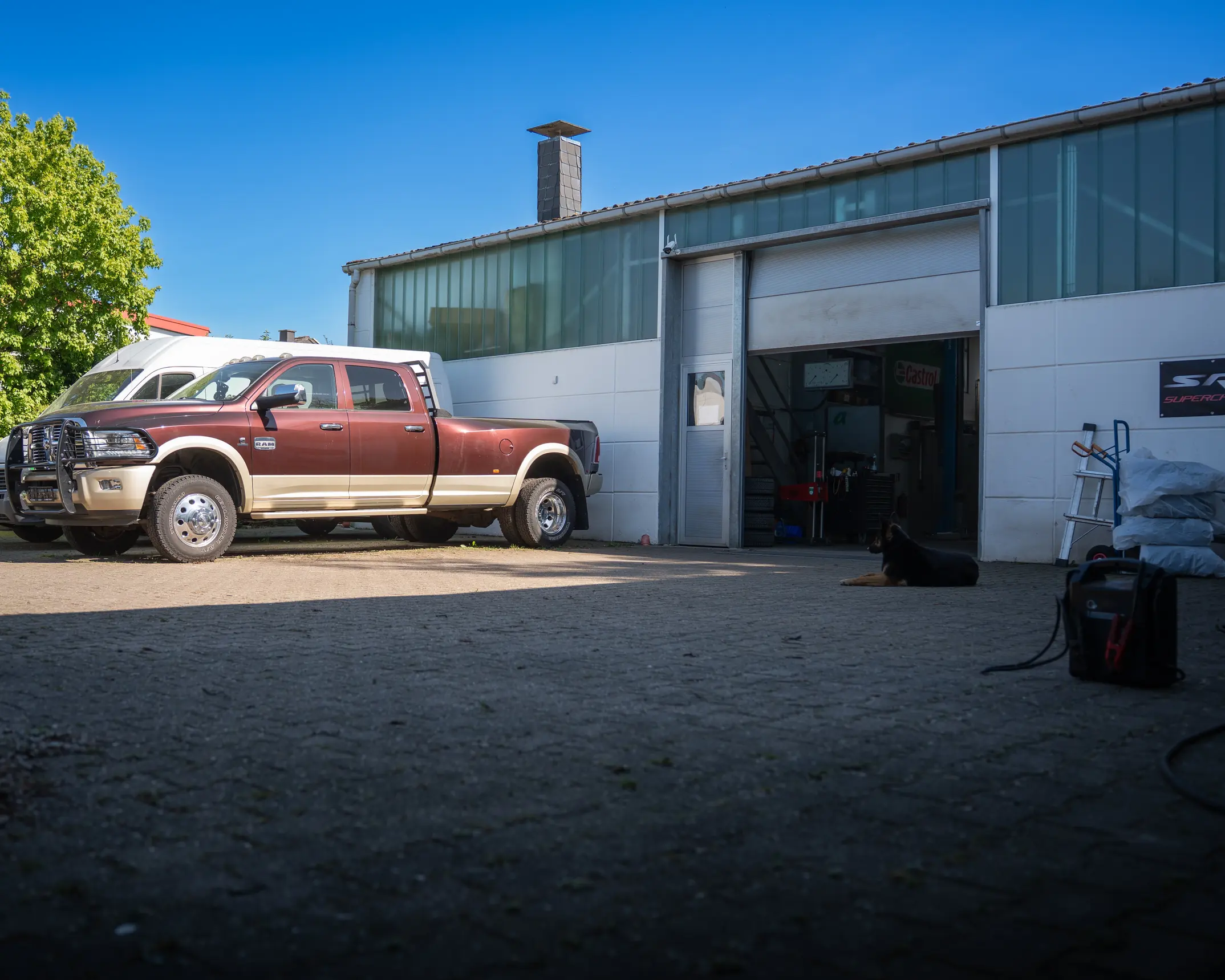 Dodge RAM vor der Werkstatthalle von KFZ Service Ridder